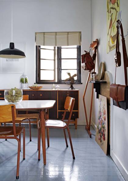 Pintaron las puertas del aparador para seguir con el combo negro-madera que sigue en el living contiguo.