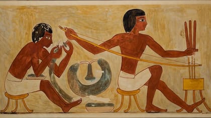 Pintura de una tumba del Imperio Nuevo de Tebas occidental con un taladro de arco en acción