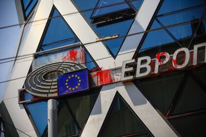 Pintura roja arrojada por manifestantes contrarios al euro en el edificio del Parlamento Europeo y de la Comisión Europea, en Sofía (Archivo)