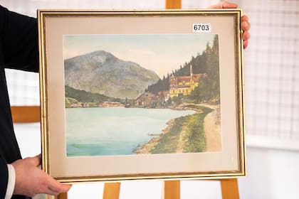 "Aldea en un lago junto a las montañas", acuarela con la firma A. Hitler, fue subastada por Weidler en febrero. Aunque no hubo postores la obra se vendió después a un comprador privado