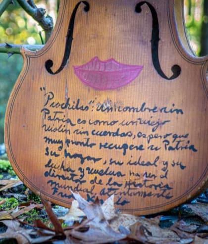 “Piochitas: Un hombre sin Patria es como un viejo violín sin cuerdas, espero que muy pronto recupere su Patria y su hogar, su ideal y su lucha y vuelva a ser el director de la Historia mundial. Atentamente, Frida Kahlo”, se lee en el frente del violín que Frida le regaló a Trotsky. 
