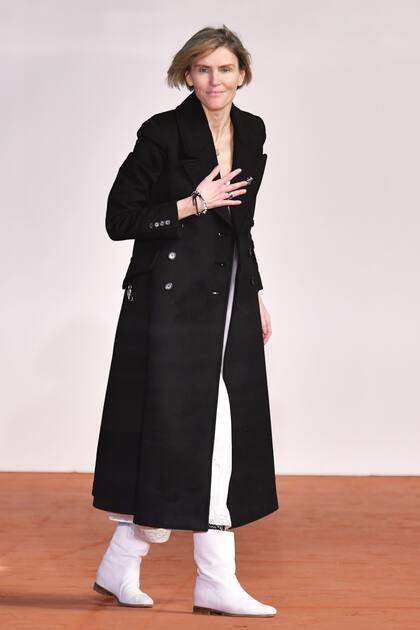 Pionera en la moda eco y sustentable, y famosa por sus diseños artesanales, Hearst recibe emocionada la ovación de sus fans.