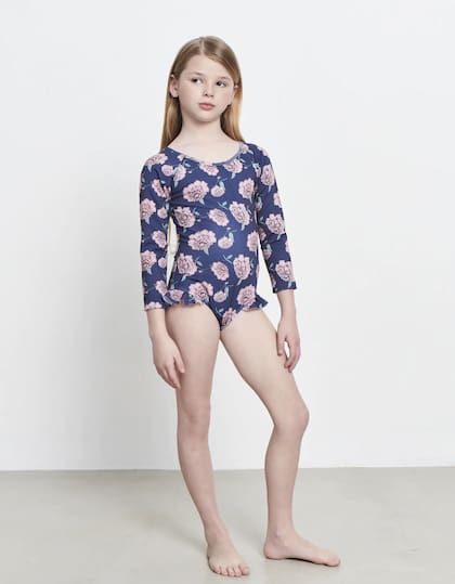 Pioppa ofrece modelos de manga larga, ideales para proteger a los chicos del sol.