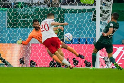 Piotr Zielinski de Polonia anota durante el partido contra Arabia Saudita por el grupo C de la Copa Mundial, en el estadio de la Ciudad de la Educación en Al Rayyan, Qatar, el sábado 26 de noviembre de 2022. (Foto AP/Manu Fernández)