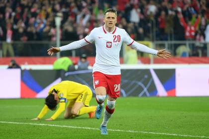Piotr Zielinski, de Polonia, festeja su gol de penal frente a Suecia.