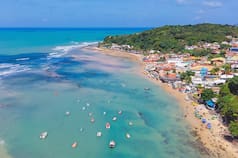 El lugar de Brasil en el que se puede disfrutar del mar abierto, delfines, bancos de arenas y pueblos de ensueño