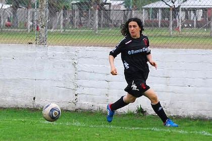 Pipi Peralta jugando para Huracán, su club de siempre. Estima que ya anotó más de 300 goles