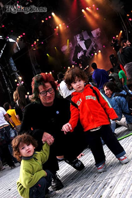 Pipo Cipolatti junto a sus dos hijos en un show de rock
