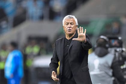 Pipo Gorosito da indicaciones en el Arena do Gremio, donde Alianza Lima eliminó a otro gigante en la Copa Sudamericana