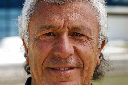 Pipo Gorosito da una entrevista en Estancia Chica, el entrenador de Gimnasia y Esgrima de la Plata hablo con LN.