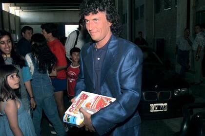 Pipo Gorosito se retira de un entrenamiento de San Lorenzo en 1999 con un libro del cuerpo humano