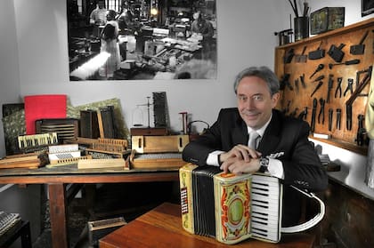 Pipo Pescador y su instrumento La Cirila, el día en que lo donó al Museo Anconetani del Acordeón