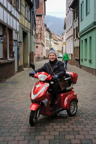 Pipo suele usar su moto para hacer las compras o pasear por la zona.