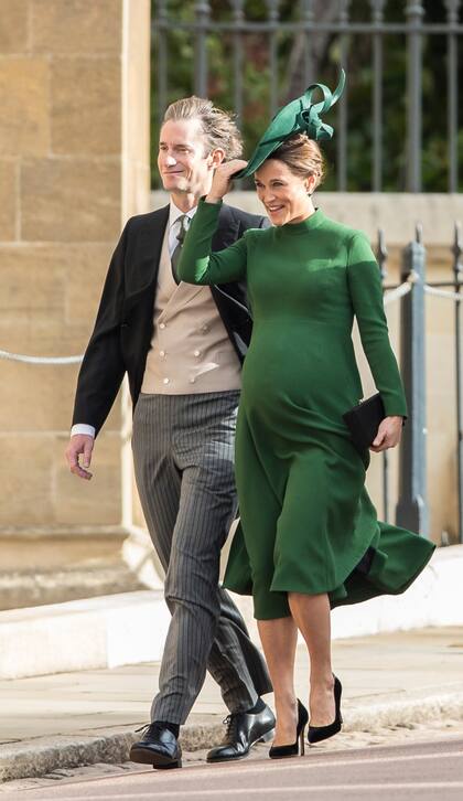 Pippa Middleton, embarazada de nueve meses (fue mamá de un varón el lunes 16) con su marido, James Matthews.