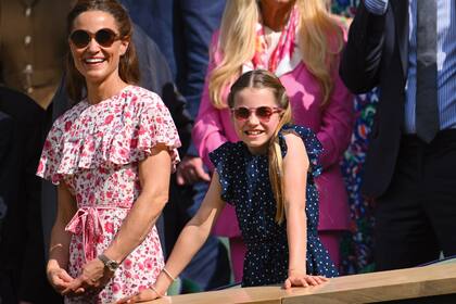 Pippa Middleton, hermana de la princesa de Gales, también fue de la partida. Llevó un vestido coquette y, al igual que su sobrina, acompañó su look con anteojos del sol.