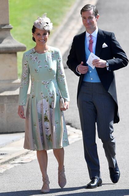 Pippa Middleton, embarazada de su primer hijo, llegó con su marido James Matthews. La hermana de la Duquesa de Cambridge impactó con un vestido con apliques florales de la firma Fold London que acompañó con un tocado que simulaba una flor, y zapatos Jimmy Choo