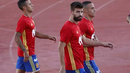 Piqué con la camiseta de entrenamiento española sufriendo los silbidos de los hinchas