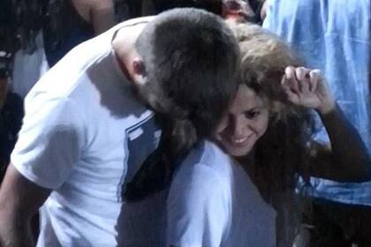 Piqué mirá a Shakira de reojo mientras ella improvisa sus típicos pasos de baile