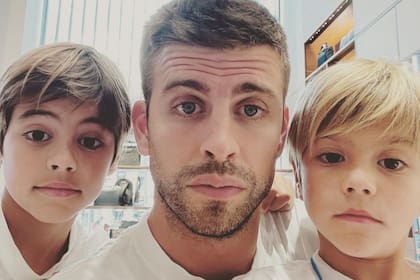 Piqué sumó a sus dos hijos a sus selfies (Foto: Instagram @3gerardpique)