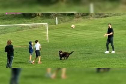 Piqué y Clara Chía juegan con los dos hijos del deportista.