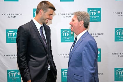 Gerard Piqué y David Haggerty, presidente de la ITF.