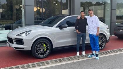 Piqué y su Porsche.