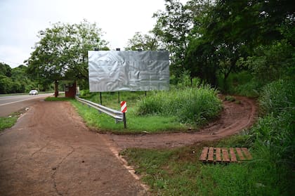 Piques, así llaman a los caminos que usan los contrabandistas para pasar todo tipo de cosas en la frontera entre Foz de Iguazú Brasil y puerto Iguazú en Argentina