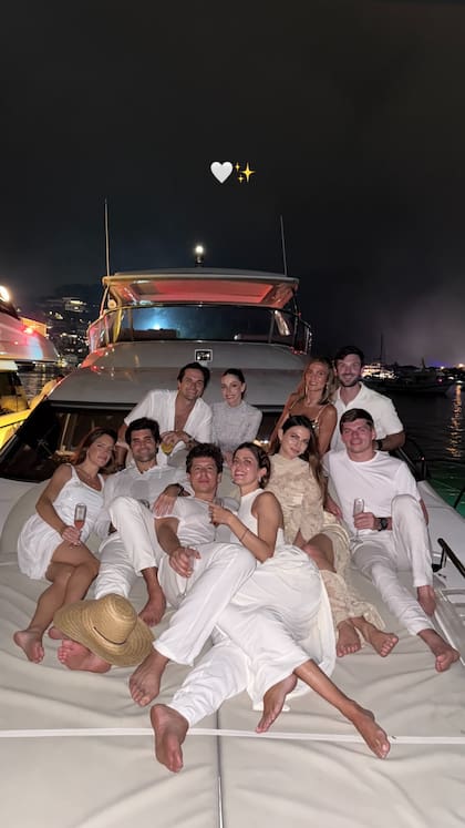 Piquet y Verstappen celebraron el nuevo año con amigos y familiares en un yate (Foto: Instagram @kellypiquet)