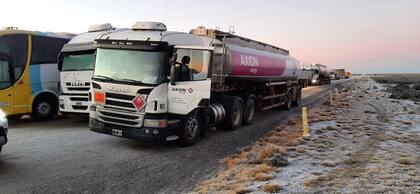 Piquete en el ingreso a la represa La Barrancosa; desde ayer, rebautizada otra vez Jorge Cepernic