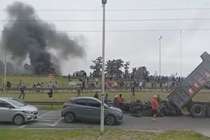 Así descargaban neumáticos para hacer un piquete en Moreno