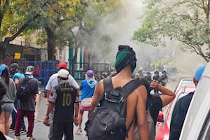 Violentos incidentes cerca de la Gobernación, mientras Kicillof protestaba con intendentes