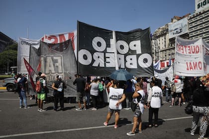 Piqueteros cortan Corrientes a la altura del Obelisco y anuncian medidas de fuerza para el 3 de marzo