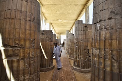 Vista del corredor de columnas techado que conduce al complejo del cementerio sur del rey Djoser