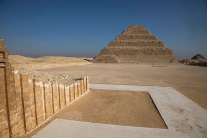 La pirámide, patrimonio mundial de la Unesco, fue construida hace 4700 años durante la era del faraón Zoser, uno de los reyes de la III dinastía de Egipto.