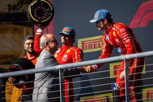 Pirelli creó un trofeo especial para los ganadores del Gran Premio de Estados Unidos 2024 de Fórmula 1, pero hubo que retirarlo: entonces aparecieron las gomas en el podio