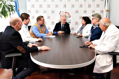 Pirozzo, el segundo de la izquierda, en una reunión hoy