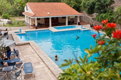 Piscina del hotel termal de Rosario de la Frontera.