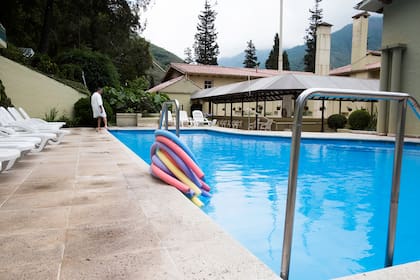 Piscina exterior del hotel Termas de Reyes. También tiene aguas termales.