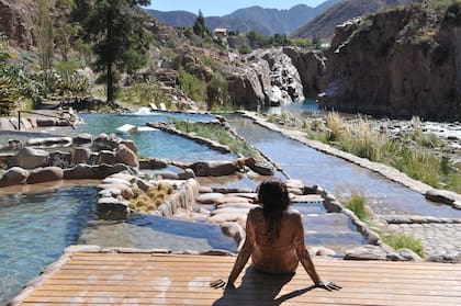 Piscinas naturales con vista al río Mendoza.