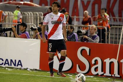 Pisculichi antes patear el centro para el gol de Mercado