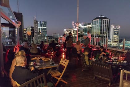 Piso 15 Sky Bar deslumbra con vistas panorámicas de la ciudad