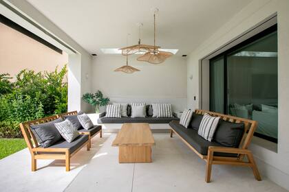 Piso de cemento alisado, equipamiento de living exterior realizado por Estudio FH.