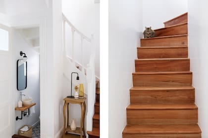 Piso de cerámica ‘Piú’ (Syria Cerámicos), lámpara de pared (Nuvo), espejo (Bielfer Metalúrgica), bacha (Bachas Vahuer) con grifería (FV). Al pie de la escalera, mesa heredada con lámpara (I Wish), jarrón con pinceladas en oro (Rapsodia Home) y de vidrio color caramelo (Philippa Deco Boutique).