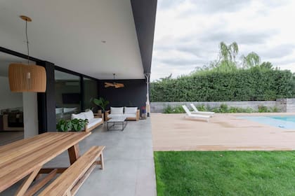 Piso de cerámicos 'Cemento Natural' (San Pietro). Deck de WPC (Mixawood).