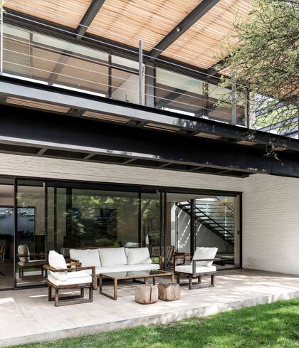 Piso de la galería en mármol Travertino, como en el living.