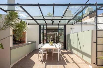 Piso de mosaico granítico (Moltrasio). La escalera conduce a una parte del techo transitable, que permite acceder al tanque de agua y facilita la limpieza de los vidrios.