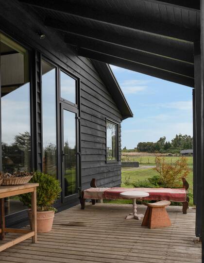 Piso de pino impregnado.