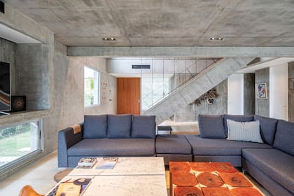 A la entrada de la casa, la escalera tobogán cautiva la mirada.