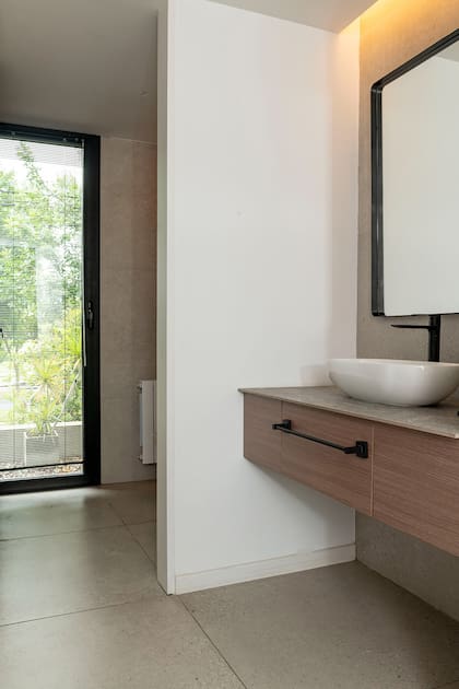 Piso de porcelanato 'Grani Ártico' natural 90x90 de Ilva y mesada de porcelanato 'Rocca Grey Out' de 60x120 de Vite (ttodo de Grupo Gemme). Vanitory a medida (Imhoff/Altieri) en melamina 'Carvalho Mezzo' (Faplac).