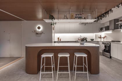 Piso de porcelanato 'Portobello Pietra Lombarda' (SBG) y banquetas (Estudio Junto)